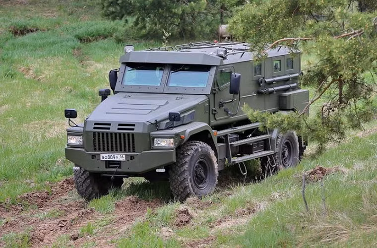 Nó có thể được triển khai bằng đường không và có khả năng chống lại các mối đe dọa trên từ mìn bộ binh hay các thiết bị nổ tự tạo trên chiến trường.