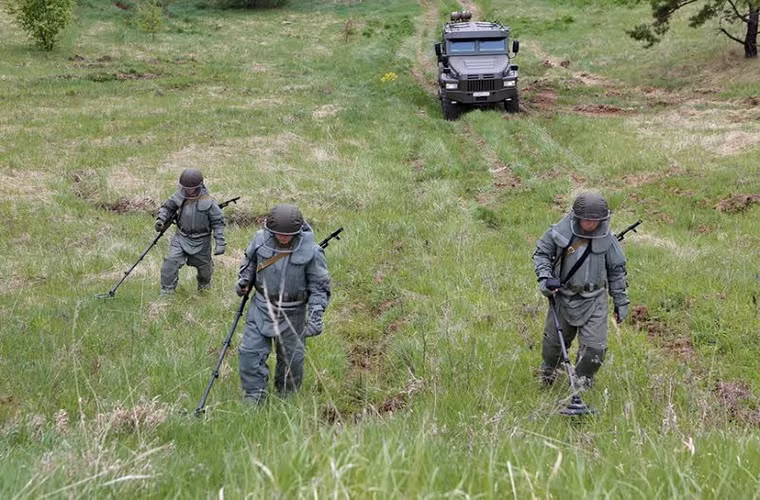 OVR-2 trang bị tiêu chuẩn cho các đơn vị rà phá bom mìn của Quân đội Nga, nó được thiết kế để có thể bảo vệ người mặc chống lại các mảnh bom hay các loại đạn súng bộ binh cỡ nhỏ với phạm vi bảo vệ an toàn tầm 2.5m.