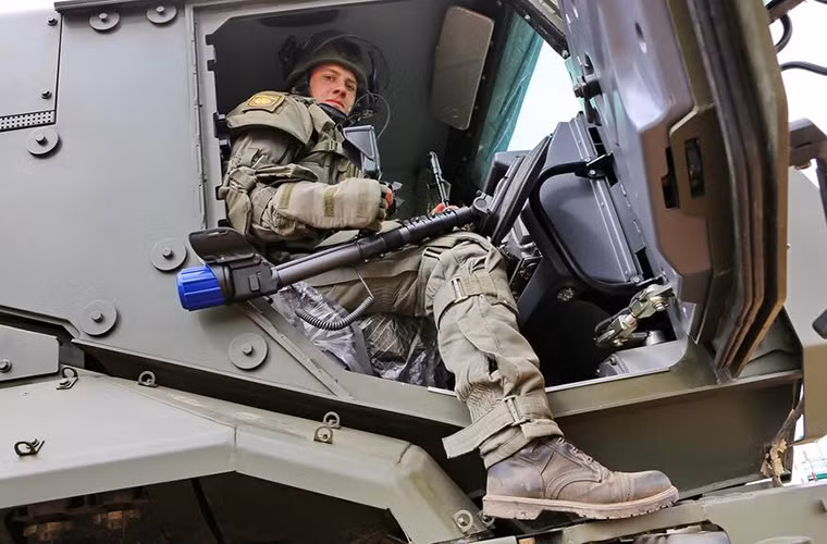 Dòng xe bọc thép kháng mìn này nặng 14 tấn, được trang bị một động cơ 325 mã lực và có thể được tích hợp thêm hệ thống vũ khí điều khiển từ xa như súng máy hạng nặng 12.7mm.