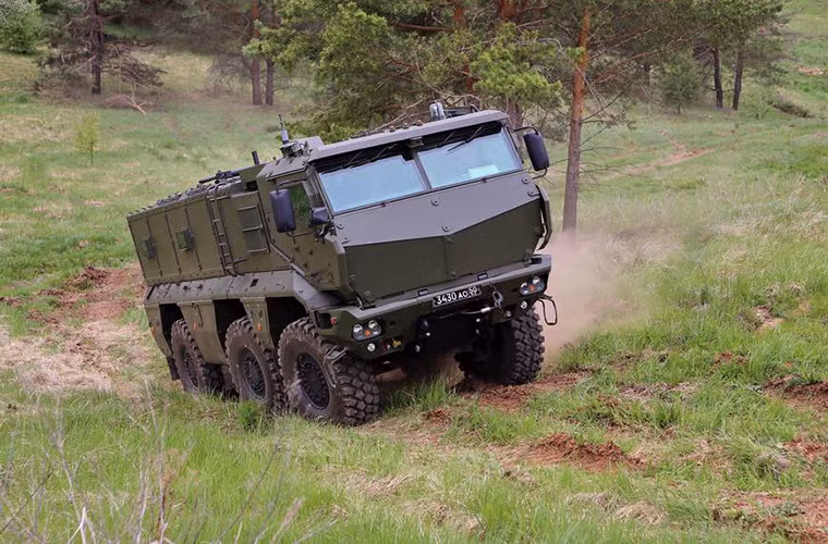 Nó có thể chở theo 18 binh sĩ cùng đầy đủ trang bị với khoang chứa quân và khoang lái hoàn toàn tách biệt, kíp chiến đấu ngồi bên trong có thể dễ dàng quan sát xung quanh qua hệ thống camera giám sát được dọc thân xe.