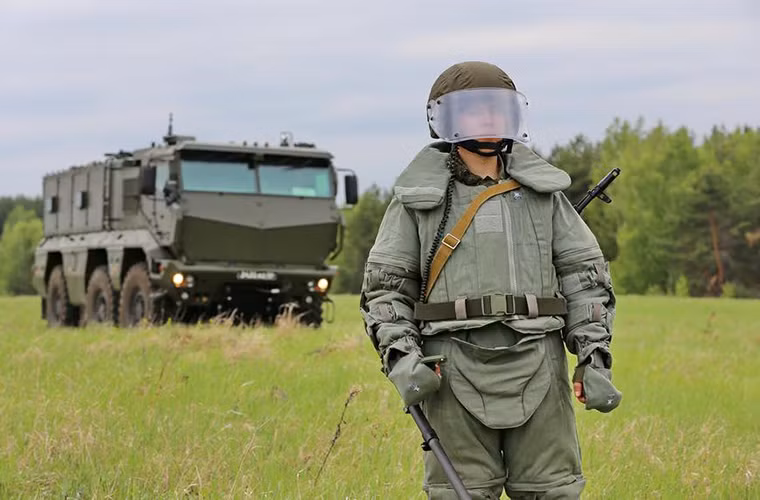 Còn Kamaz-63.968 Typhoon là một trong những dòng xe bọc thép kháng mìn đầu tiên của Quân đội Nga và đã được đưa vào trang bị chính thức. Do được thiết kế dành cho các đơn vị bộ binh cơ giới Kamaz-63.968 có trọng lượng lên đến 21 tấn và được trang bị một động cơ có công suất 450 mã lực.