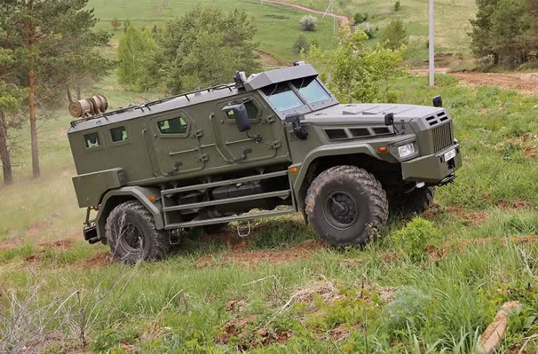 Kamaz-53.949 có tải trọng 3 tấn, được trang bị hệ thống bảo vệ tiêu chuẩn STANAG 4569 gồm 3 cấp có thể chống lại các đợt tấn công của đối phương. Kamaz-53.949 còn có thể chịu được một vụ nổ được tạo ra từ 8kg thuốc nổ TNT bên dưới gầm hoặc bánh xe.