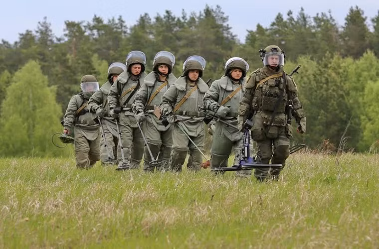 Bên cạnh đó các binh sĩ Nga còn được trang bị bộ quân trang bảo vệ tiêu chuẩn mới dành cho Công binh Nga gồm OVR-2 và OVR-2-02 cùng với đó là các thiết bị dò mìn cầm tay như MG-1, PPO-2, DNEL-3M và IMP- 2.