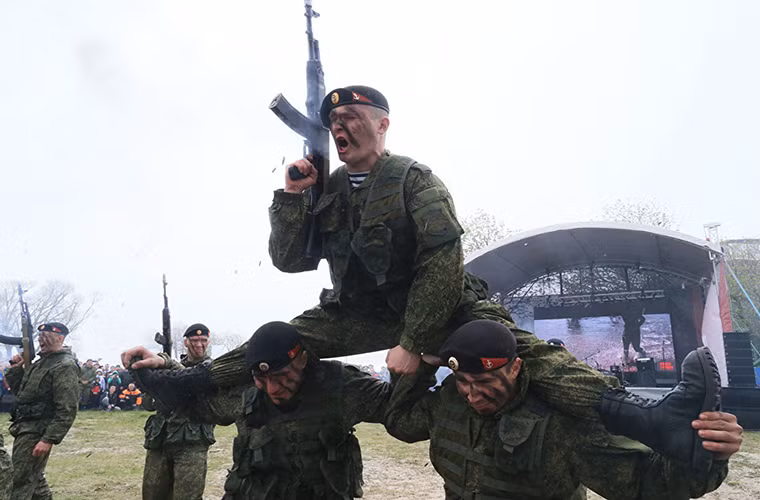 Trong ảnh là Lính thủy Đánh bộ Nga trình diễn kỹ năng của mình trong lễ kỷ niệm Ngày “Người bảo vệ tổ quốc”.