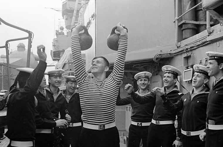 Nước Nga bắt buộc nghĩa vụ quân sự từ độ tuổi từ 18-27 và đây được xem là một thử thách khó khăn nhất đối với giới trẻ Nga. Nhưng khi được gia nhập lực lượng Vũ trang Nga lại là một niềm vinh dự đối với mọi công dân Nga.