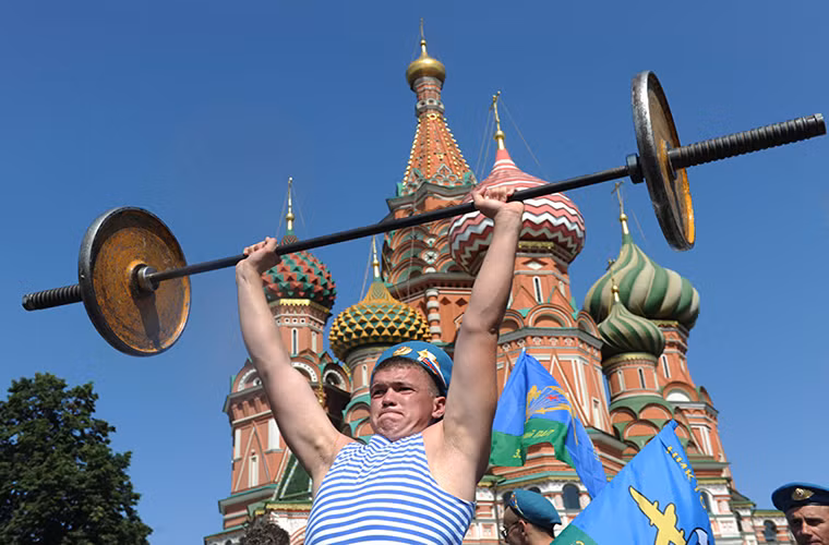 Các thành phố lớn của Nga vào ngày 23/2 thường các hoạt động kỷ niệm khác nhau, đặc biệt đối với Moscow đích thân Tổng thống Nga và các quan chức cấp cao thuộc chính phủ sẽ đến đặt vòng hoa tại Đài tưởng niệm Chiến sĩ vô danh.