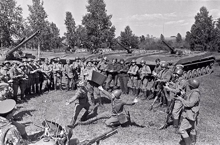 Đến năm 1949, Ngày “Người bảo vệ tổ quốc” được Liên Xô đổi thành Ngày Quân đội và Hải quân Liên Xô. Và phải đến tận năm 2002 Ngày “Người bảo vệ tổ quốc” mới lấy lại được tên gọi vốn có của nó.