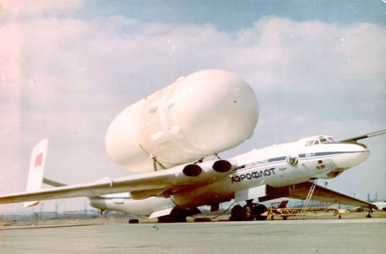 Tương tự như An-225, VM-T là một trong những mẫu máy bay vận tải hạng nặng lớn nhất từng được Liên Xô sản xuất. Nó có thể chở theo mọi thứ trên thân của mình từ tên lửa đẩy cho đến tàu vũ trụ con thoi Buran của Liên Xô. Tuy nhiên số phận của nó đã thay đổi với việc xuất hiện của An-225. Nguồn ảnh: English Russia