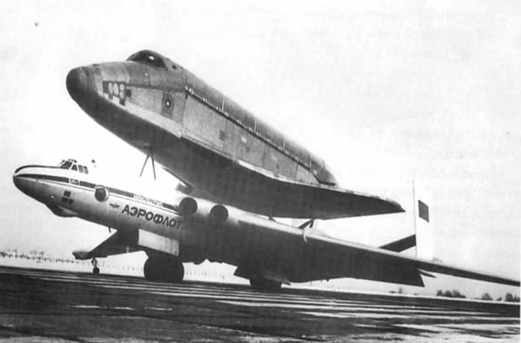 Chỉ có duy nhất 2 nguyên mẫu VM-T được Myasishchev sản xuất và đưa vào sử dụng, chúng kết thúc sứ mệnh lịch sử của mình vào năm 1989 và được thay thế bởi dòng máy bay vận tải hạng nặng An-225 Mriya. Trong ảnh là một chiếc VM-T mang theo theo tàu vũ trụ con thoi Buran với trọng lượng tối đa là 42 tấn. Nguồn ảnh: English Russia