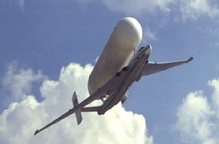 Máy bay vận tải hạng nặng VM-T thực hiện chuyến bay thử nghiệm đầu tiên của mình vào năm 1981 và bay thử nghiệm lần đầu tiên với hàng hóa mang theo trên thân là vào năm 1982. Nhiệm vụ đầu tiên của nó là chở tên lửa đẩy Energiya từ nhà máy sản xuất đến sân bay vũ trụ Baykonur và sau đó là với tàu vũ trụ con thoi Buran. Nguồn ảnh: English Russia