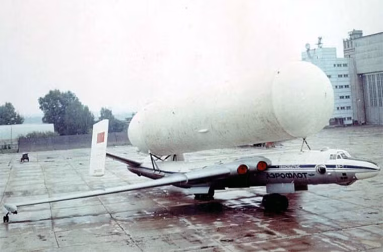 VM-T tương tự như M-4 Molot được trang bị bốn động cơ phản lực RKBM/Koliesov VD-7MD có công suất 23.706lbf trên mỗi chiếc, mẫu máy bay vận tải này có tốc độ bay tối đa 500km/h với trần bay từ 8.000-9000m và có tầm hoạt động 1.500km. Nguồn ảnh: English Russia