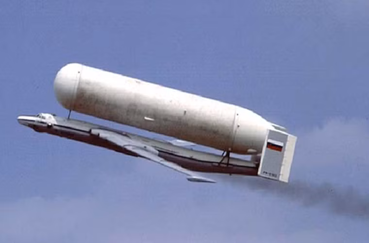 Các thiết kế đầu tiên của vận tải cơ VM-T được hình thành vào năm 1987 và do Cục thiết kế Myasishchev thực hiện. Có một điều đặc biệt là, mẫu máy bay này không được sản xuất mới mà được sửa đổi từ máy bay ném bom M-4 với việc thay đổi thiết kế cánh đuôi ngang - kiểu thiết kế này cũng được sử dụng trên An-225 sau này. Nguồn ảnh: English Russia