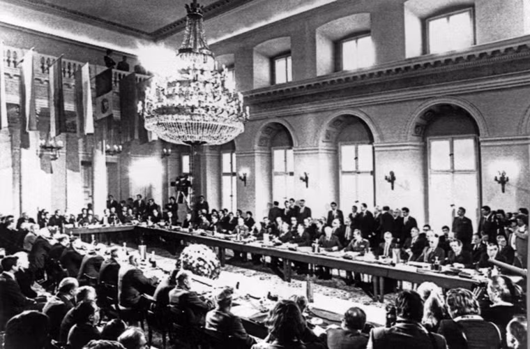 Vào ngày 26/4/1985, tại Warsaw một hiệp ước mới gia hạn hoạt động của khối Warsaw được các nước thành viên của nó ký kết với thời hạn thêm 20 năm nữa. Nhưng vào thời điểm đó ít ai ngờ rằng số phận của hiệp ước quân sự này sắp chấm dứt.