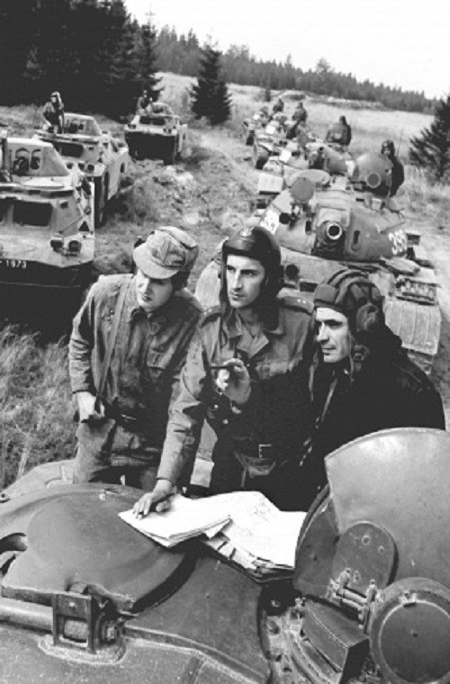 Dù vậy khối hiệp ước quân sự Warsaw với nòng cốt gồm ba nước là Liên Xô, Ba Lan và Tiệp Khắc vẫn tiếp tục duy trì sự hiện diện quân sự của mình ở hầu hết Đông Âu đến tận đầu những năm 1980.