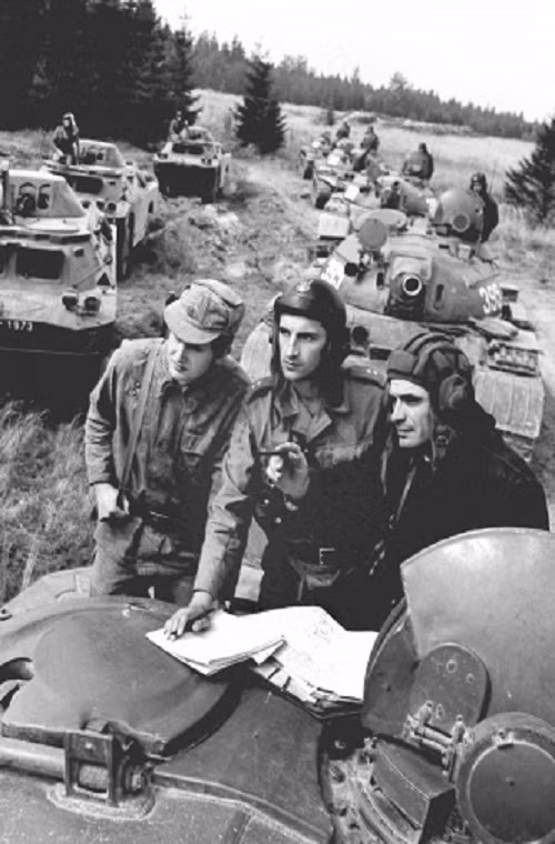 Dù vậy khối hiệp ước quân sự Warsaw với nòng cốt gồm ba nước là Liên Xô, Ba Lan và Tiệp Khắc vẫn tiếp tục duy trì sự hiện diện quân sự của mình ở hầu hết Đông Âu đến tận đầu những năm 1980.