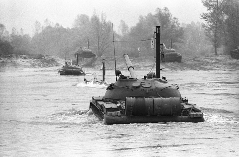 Dù không thành công về mặt chính trị nhưng về mặt quân sự hiệp ước quân sự Warsaw đã giúp các Đông Âu khi đó tăng cường đáng kể tiềm lực quân sự của mình với hàng loạt trang bị và viện trợ quân sự từ Liên Xô.