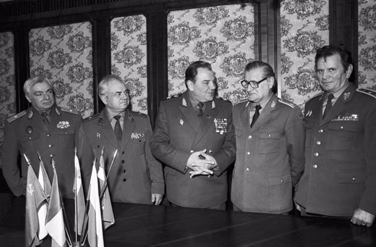 Ngày 25/2/1991, Khối hiệp ước quân sự Warsaw chính thức bãi bỏ các cấu trúc quân sự của mình một cách toàn diện. Trong ảnh các thành viên ủy ban quân sự cuối cùng của khối Warsaw gồm Thiếu tướng Mircea Constantinescu của Romania; Thiếu tướng Penh Kostadinov của Bulgaria, Tướng Vladimir Lobov của Liên Xô; Thiếu tướng Robert Seles của Hungary và Thiếu Tướng Michal Gondeh của Tiệp Khắc.