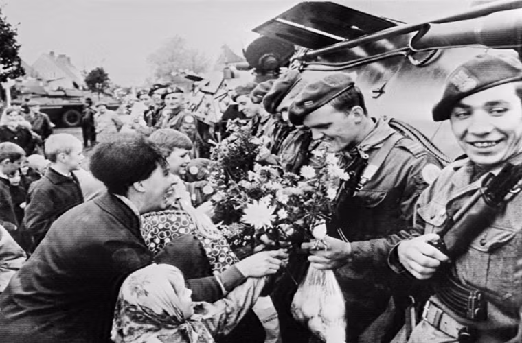 Hình ảnh người dân Đông Đức trao hoa cho các binh sĩ Ba Lan trong đợt tập trận mang tên "Brotherhood in Arms" do khối Warsaw tổ chức vào năm 1970.