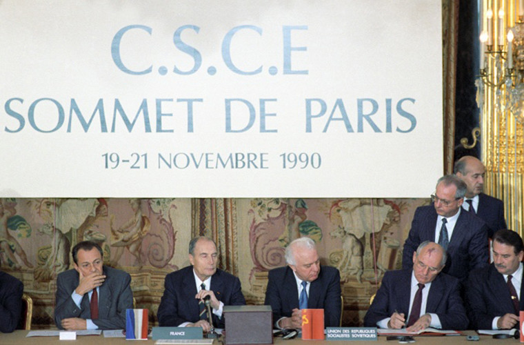 Và cuối cùng điều gì đến cũng đã đến khi vào ngày 19/11/1990 tại Paris đại diện 16 nước thành viên NATO và 6 nước thành viên khối Warsaw đã ký kết hiệp ước duy trì lực lượng vũ trang thông thường ở Châu Âu và cho đến nay các điều khoản trong hiệp ước này vẫn được bảo mật.