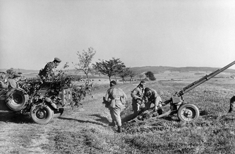 Khối Warsaw được thành lập như là một đối trọng của các nước Xã Hội Chủ Nghĩa đối với NATO trong giai đoạn đầu của Chiến tranh Lạnh, với mục đích ban đầu là một thành lập một hiệp ước phòng vệ tập thể trước nguy cơ các trong khối Warsaw bị NATO tấn công. Tuy nhiên về sau mục đích này ngày càng đi xa sứ mệnh ban đầu của mình khi Moscow lợi dụng khối Warsaw để can thiệp vào nội bộ các nước Đông Âu.