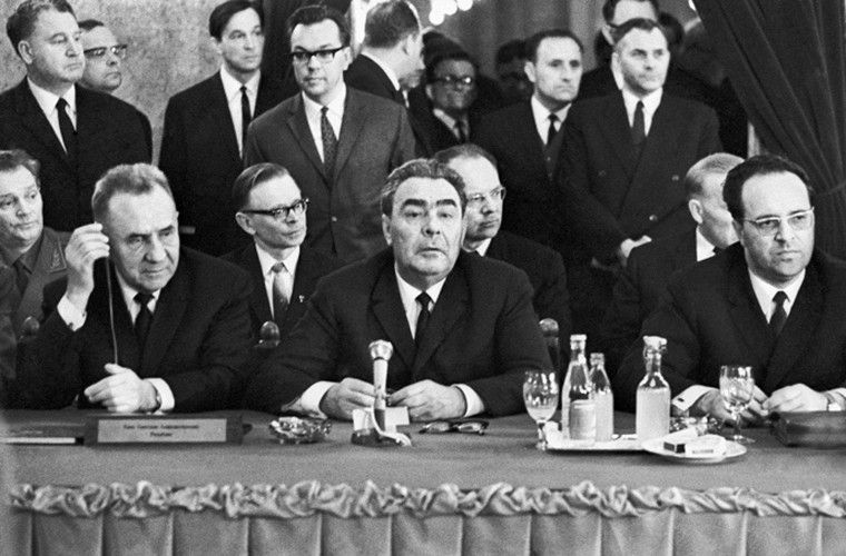 Một trong những tác động tiêu cực đến khối hiệp ước quân sự Warsaw là “học thuyết Brezhnev” của Liên Xô khiến các nước thành viên trong khối Warsaw mất quyền chủ quyết của mình. Trong khi đó Liên Xô lại là thành viên đóng góp lớn nhất của khối Warsaw, điều này càng dẫn tới việc sự tan rã của hiệp ước quân sự này bất cứ lúc nào.