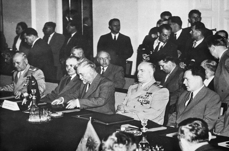 Khối hiệp ước quân sự Warsaw được thành lập vào 14/5/1955 với sự tham gia của tám nước thành viên gồm Albania, Bulgaria, Hungary, Đông Đức, Ba Lan, Romania, Liên Xô, Tiệp Khắc và hai nước thành viên được mời là Nam Tư và Montenegro trong đó Liên Xô đóng vai trò chủ đạo. Trong ảnh là đoàn đại diện cấp cao của Liên Xô trong buổi lễ ký kết hiệp ước Warsaw tại thủ đô Warsaw, Ba Lan.