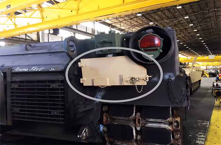 Tất nhiên tính năng này đối với các nhân viên kỹ thuật hậu cần tại Anniston là điều hết sức bình thường và họ tiếp xúc với nó mỗi ngày. Theo Larry Phillips một trong những kỹ thuật viên tại trung tâm bảo dưỡng này phía sau mỗi chiếc Abrams ở các biến thể như M1A2 và M1A2 SEP đều được trang bị một điện thoại cố định nằm ngay cạnh đèn hậu của xe.