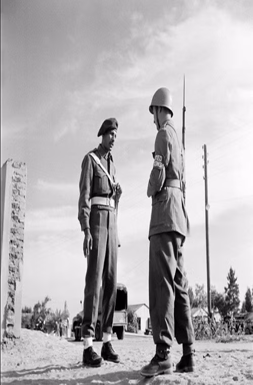 Các đơn vị UN đầu tiên được thành lập vào ngày 29/5/1948 nhằm thiết lập sự kiểm soát của quốc tế trong chiến tranh dai dẳng giữa Israel và các nước Ả Rập. Đến năm 1956 đã có ít nhất 10 quốc gia tham gia lực lượng quân sự quốc tế này và hoạt động đầu tiên của UN là giám sát lộ trình rút quân của các bên tại kênh đào Suez (Ai Cập).