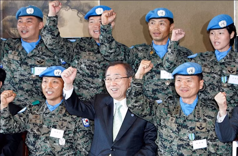 Trong ảnh là Tổng thư ký Liên Hợp Quốc Ban Ki-moon chụp ảnh lưu niệm với một đơn vị UN của Hàn Quốc.