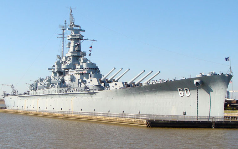 Đứng thứ hai trong top 5 thiết giáp hạm vĩ đại nhất Mỹ là USS Alabama (BB-60) thuộc lớp South Dakota. Tàu chính thức được đưa vào hoạt động từ năm 1942 với nhiệm vụ hộ tống đội tàu buôn vượt qua sự truy đuổi của hạm đội tàu chiến Đức.