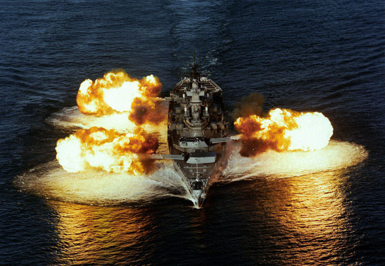 BB-62 có chiều dài 270 m, rộng 33 m, mớn nước 8,8 m, lượng giãn nước toàn tải tới 58.000 tấn (tương đương tàu sân bay hạng trung). Vũ khí trên tàu gồm 9 đại pháo 406 mm, 20 pháo 127 mm, 80 pháo 40 mm, 49 pháo 20 mm. Từ năm 1982 trở đi, pháo 40 mm thay thế bằng 4 hệ thống phòng thủ tầm cực gần Phalanx 20 mm, 32 tên lửa Tomahawk, 16 tên lửa Harpoon.