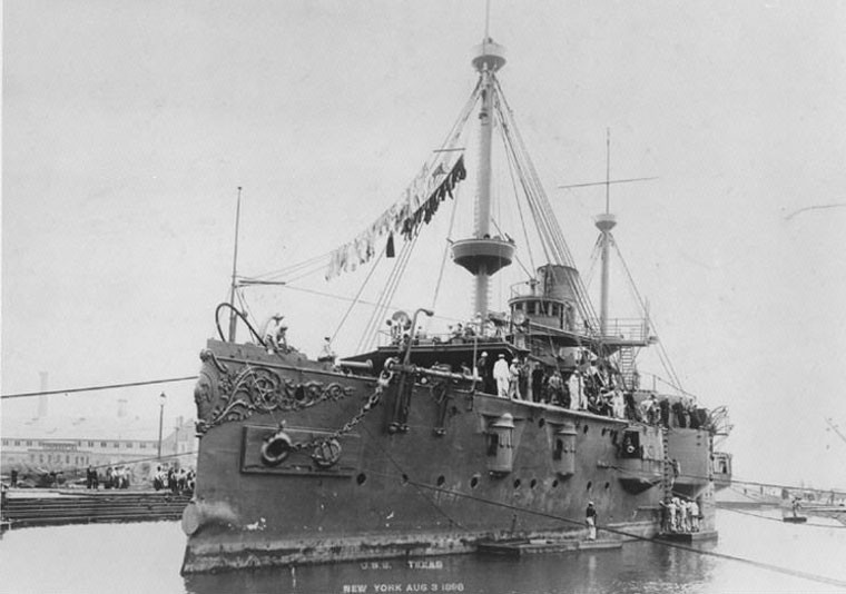 Tàu được vũ trang một pháo hạm 305 mm, 6 pháo 152 mm, 12 pháo 57 mm, 10 pháo phòng không 37 mm và 4 ống phóng ngư lôi 360 mm. Ở thời điểm đó, USS Texas là một trong những tiền thiết giáp hạm có hỏa lực hàng đầu thế giới.