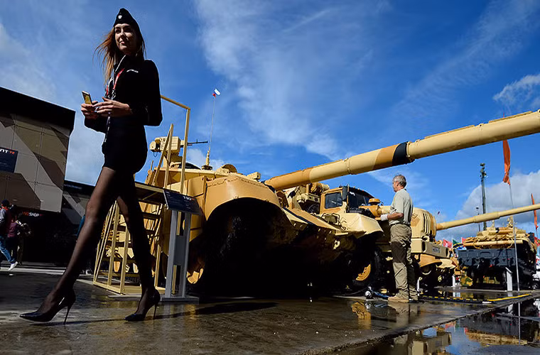 Siêu mẫu Nga với đôi chân dài miên man rảo bước bên cạnh siêu tăng T-90MS.