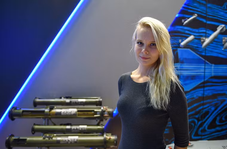 Tất nhiên đây cũng là một cách quảng bá thương hiệu của các công ty vũ khí Nga và tạo sức hút hơn cho gian hàng trưng bày của họ.