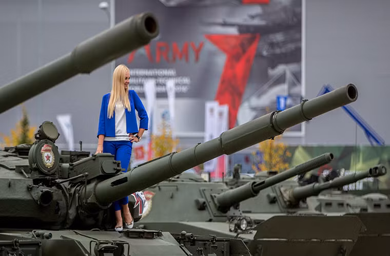 Nữ khách tham quan Amry-2016 chụp ảnh bên cạnh nguyên mẫu xe tăng T-62M.