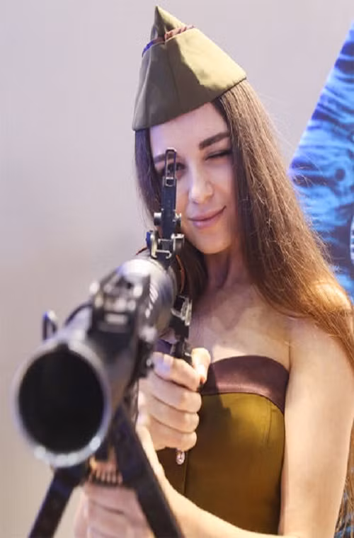 Và dĩ nhiên họ cũng không ngần ngại thể hiện vẻ đẹp của mình với cả súng phóng lựu chống tăng.