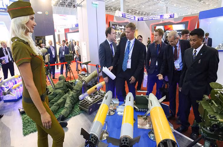 Các công ty quốc phòng Nga tại Amry năm nay đã biết chú trọng hơn vào những gương mặt đại diện của mình tại các gian hàng trưng bày, khi hầu hết các gian hàng của Nga đều có xuất hiện bóng dáng của người mẫu xinh đẹp.