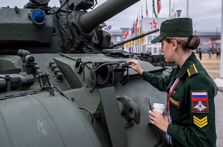 Với sự xuất hiện của những bóng hồng tại Army-2016 không khí khô khan của sắt thép vũ khí dường như được làm dịu tạo cảm giác tươi mới hơn.