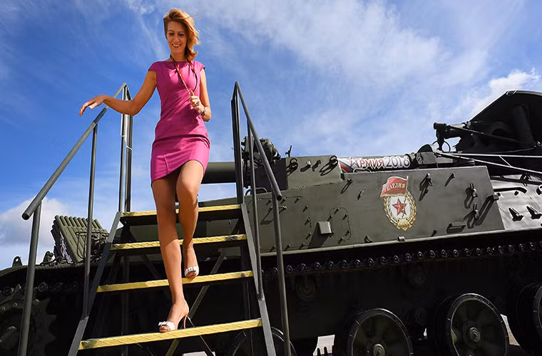 Người đẹp Nga bên cạnh tổ hợp cối tự hành hạng nặng 2S4 Tyulpan.