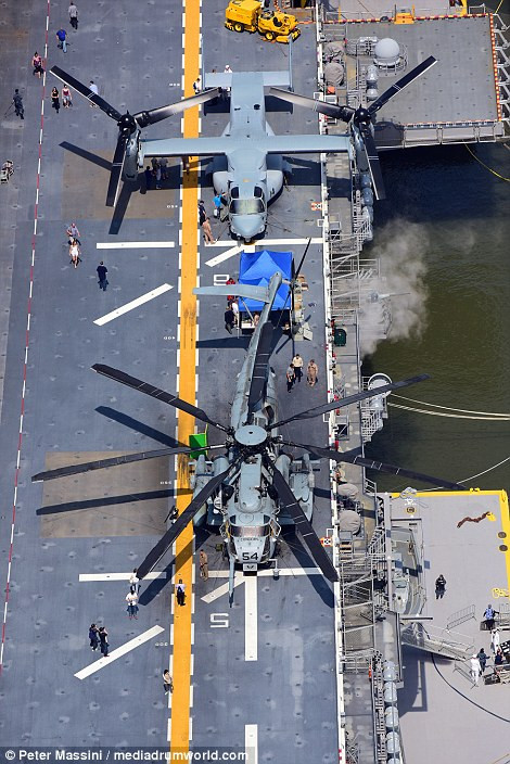 Trực thăng CH-53E Super Stallion và máy bay Osprey V-22 được trưng bày trên tàu chiến lớn của Hải quân Mỹ, thu hút hàng trăm người tới tham quan (Nguồn: Dailymail).