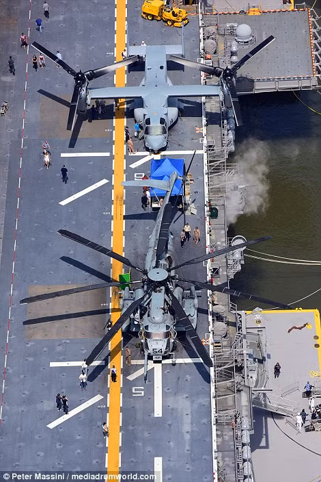 Trực thăng CH-53E Super Stallion và máy bay Osprey V-22 được trưng bày trên tàu chiến lớn của Hải quân Mỹ, thu hút hàng trăm người tới tham quan (Nguồn: Dailymail).