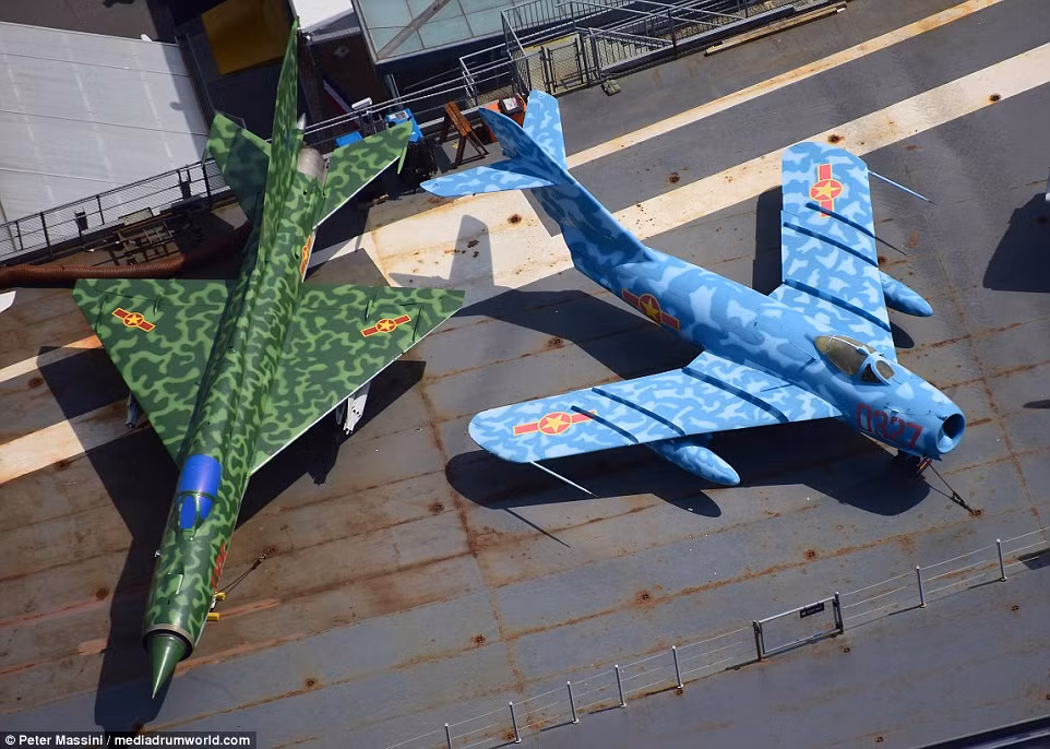 Đáng lưu ý, tuần lễ Hải quân Mỹ có sự xuất hiện của cặp máy bay tiêm kích MiG-21 và MiG-17 sơn phù hiệu KQND Việt Nam đặt trên một chiếc tàu sân bay đã thôi hoạt động. Thực ra đây là các máy bay chiến đấu của khối Đông Âu được Mỹ mua lại và trưng bày.