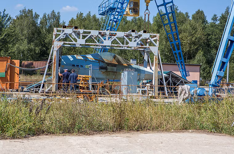 Trước đó Tập đoàn sản xuất máy bay Thống nhất của Nga (UAC) cũng đã công bố đoạn video thử nghiệm của mẫu pháo tự động này trên chính trang chủ của mình. Điều này khiến nhiều chuyên gia quân sự tin rằng thời điểm Nga đưa vào trang bị Sukhoi T-50 đang gần kề.