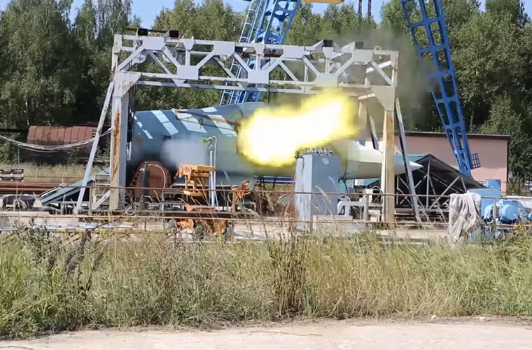 Các nguồn tin cho biết, pháo tự động 30mm của Su T-50 có thể bắn trúng mục tiêu mặt đất ở cự ly xa đến 1,8km, trên không là lên tới 1,2km.