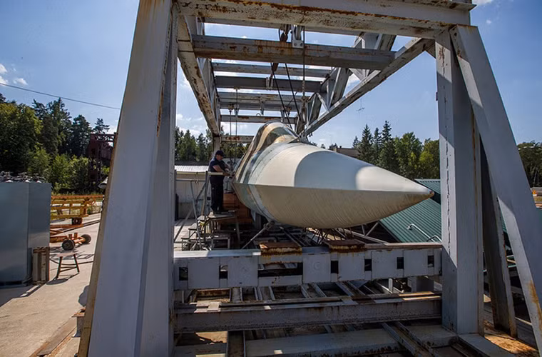 Các chuyên gia quân sự tin rằng, hệ thống ngắm mục tiêu mới nhất trên tiêm kích Su T-50 sẽ cải thiện đáng kể hiệu quả của pháo không đối không, mà trong một số trường hợp là thích hợp hơn, tiết kiệm hơn so với các loại tên lửa đắt tiền.