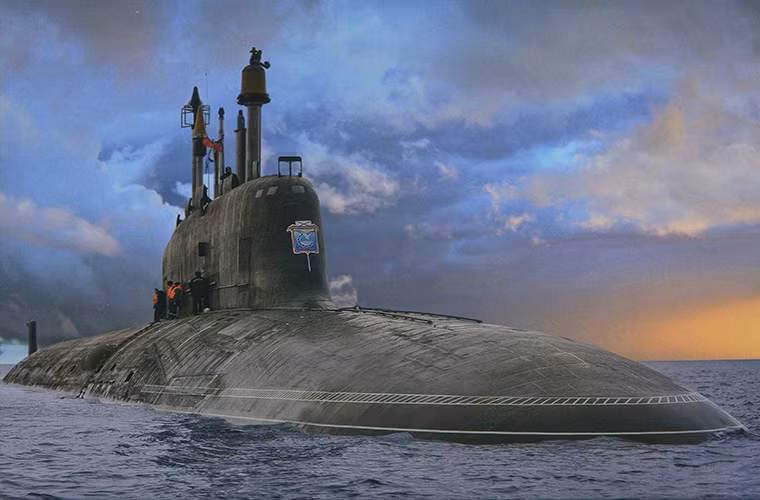 Đứng đầu trong danh sách của TASS là tàu ngầm tấn công hạt nhân lớp Yasen Project 885. Các tàu lớp Yasen được thiết kế để có thể tiến hành tấn công phủ đầu vào các vùng ven biển của đối phương, với khả năng hoạt động gần như không gây ra tiếng ồn dưới đáy biển.