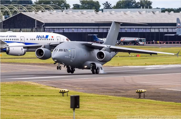 Tại triển lãm hàng không quốc tế Farnborough diễn ra vào giữa tháng 7, Tập đoàn xuất nhập khẩu vũ khí nhà nước Ukroboronprom của Ukraine đã đưa tới triển lãm máy bay vận tải An-178 - thiết kế máy bay vận tải mới nhất và hiện đại nhất của ngành CNQP nước này.