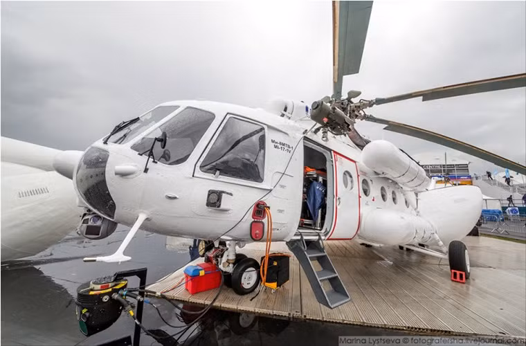 Trong ảnh là trực thăng vận tải đa năng Mi-8MTB-1 do Ukraine phát triển dựa trên dòng trực thăng vận tải Mi-8 của Liên Xô trước đây, biến thể trong hình là dành cho hoạt động tìm kiếm cứu nạn.