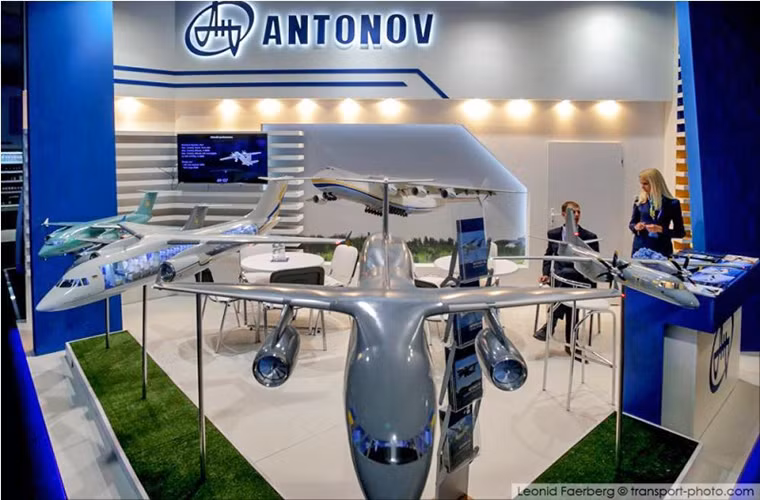 Bên trong gian trưng bày của Antonov tại Farnborough nay là Tổng công ty máy bay Ukraine một công ty con của Ukroboronprom.