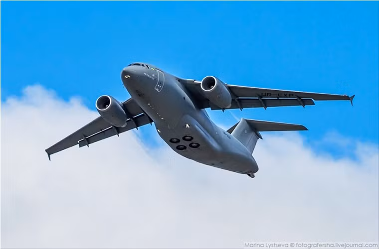 Hình ảnh An-178 trình diễn trên bầu trời thị trấn Farnborough của Anh.